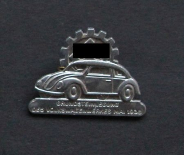 Volkswagen KdF Anstecknadel "Grundsteinlegung des Volkswagenwerks" 1938 Blech (5777)